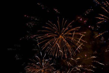 Bright fireworks gece gökyüzü arka plan üzerinde renkli 