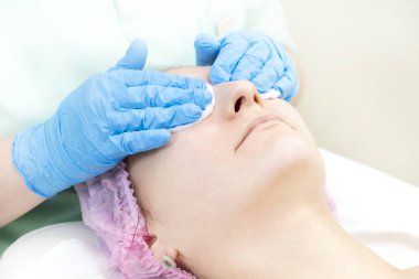 Güzellik salonunda kadın kozmetik maskesi ve chistak yüz prosedürü.