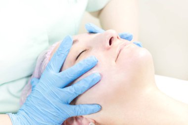 Güzellik salonunda kadın kozmetik maskesi ve chistak yüz prosedürü.