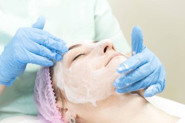 Güzellik salonunda kadın kozmetik maskesi ve chistak yüz prosedürü.