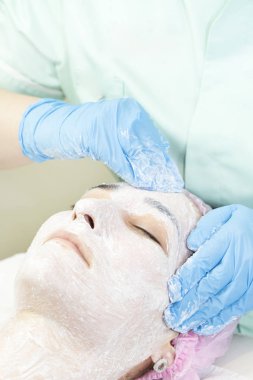 Güzellik salonunda kadın kozmetik maskesi ve chistak yüz prosedürü.