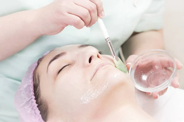 Procédure Masque Cosmétique Féminin Visage Chistak Dans Salon Beauté — Photo