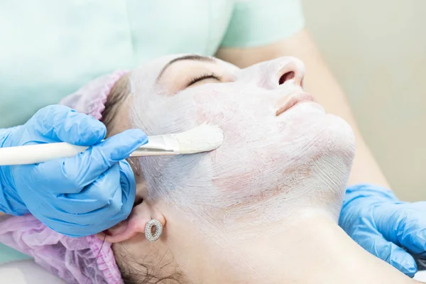 Procédure Masque Cosmétique Féminin Visage Chistak Dans Salon Beauté — Photo