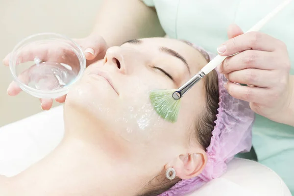 Procédure Masque Cosmétique Féminin Visage Chistak Dans Salon Beauté Images De Stock Libres De Droits