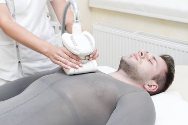 Genç adam klinikte sağlık ve sağlık sürecinde.