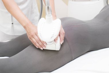 Genç adam klinikte sağlık ve sağlık sürecinde.