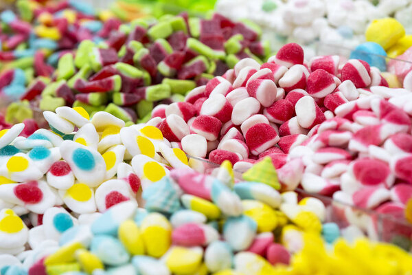 Ассортимент желе цветных сладостей в качестве фона продукта
 