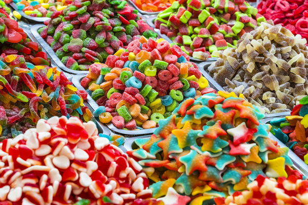 Ассортимент желе цветных сладостей в качестве фона продукта
 