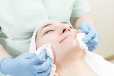 Güzellik salonunda kadın kozmetik maskesi ve chistak yüz prosedürü.