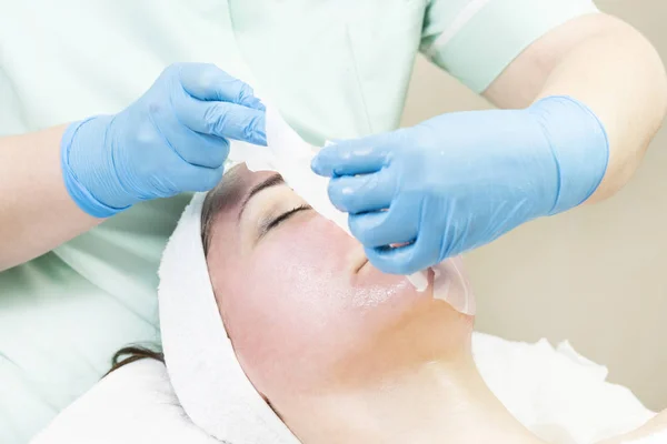 Procedimento Máscara Cosmética Feminina Rosto Chistak Salão Beleza — Fotografia de Stock