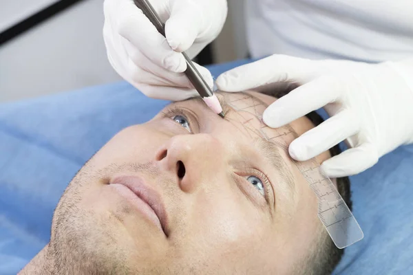 Procedimento Microblading Masculino Para Melhorar Condição Sobrancelhas Homem Salão Beleza — Fotografia de Stock