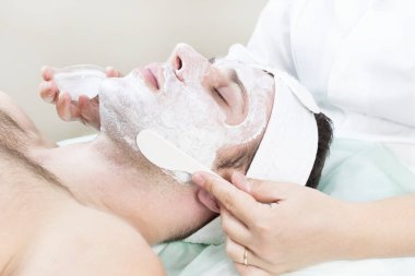 adam maske kozmetik prosedür spa salonda 