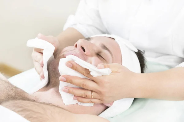 Uomo Nella Procedura Cosmetica Maschera Nel Salone Spa — Foto Stock