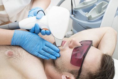 Güzellik salonunda bir adam için lazer tüy çıkarma prosedürü.