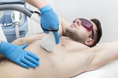 Güzellik salonunda bir adam için lazer tüy çıkarma prosedürü.