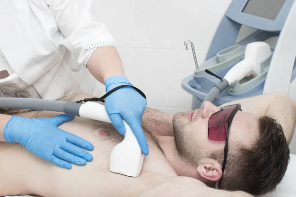 Procedimiento Depilación Láser Para Hombre Salón Belleza —  Fotos de Stock