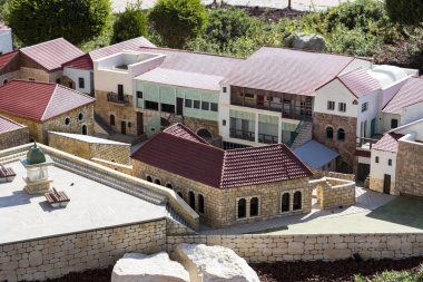 Paskalya tatili için kutsal ateşle simge lambaları.