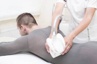 Genç adam klinikte sağlık ve sağlık sürecinde.