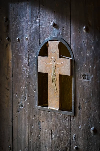 Wooden Door Metal Crucifix Jesus Christ — 스톡 사진