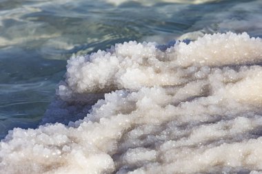 Ölü deniz tuzu taşlar beyaz kristaller mevduat  