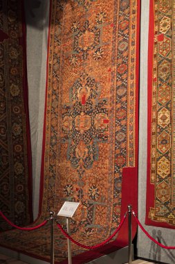 İstanbul, Türkiye - 5 Nisan 2017: İstanbul 'un antik eski halılarının geleneksel müze koleksiyonu