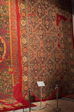 İstanbul, Türkiye - 5 Nisan 2017: İstanbul 'un antik eski halılarının geleneksel müze koleksiyonu