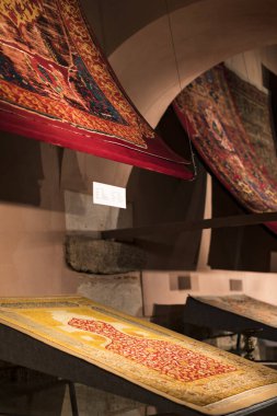 İstanbul, Türkiye - 5 Nisan 2017: İstanbul 'un antik eski halılarının geleneksel müze koleksiyonu
