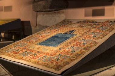 İstanbul, Türkiye - 5 Nisan 2017: İstanbul 'un antik eski halılarının geleneksel müze koleksiyonu