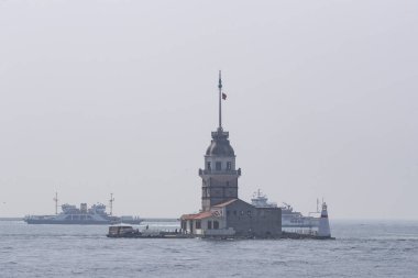 İstanbul 'un sisli kıyılarının Boğaz' dan manzarası.