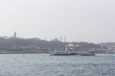 İstanbul 'un sisli kıyılarının Boğaz' dan manzarası.