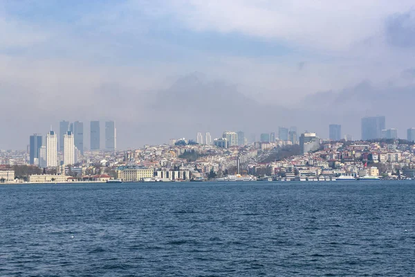İstanbul 'un sisli kıyılarının Boğaz' dan manzarası.