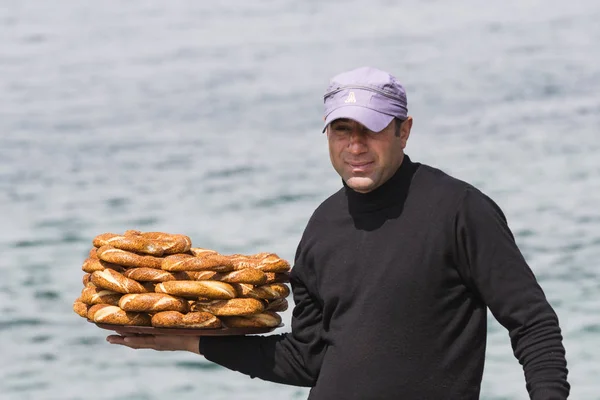 Istanbul Türkei April 2017 Straßenverkäufe Von Traditionellen Türkischen Bagels Simit — Stockfoto