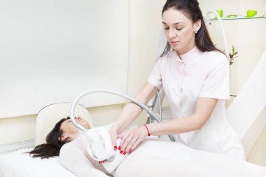 Genç kadın klinikte lipomasajda..
