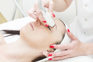 Genç kadın klinikte lipomasajda..