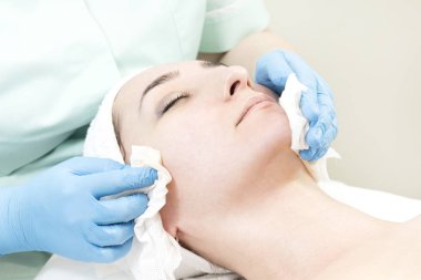 Güzellik salonunda kadın kozmetik maskesi ve chistak yüz prosedürü.