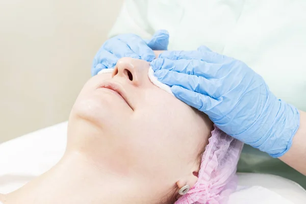 Procedur Kvinnlig Kosmetisk Mask Och Chistak Ansikte Skönhetssalong — Stockfoto