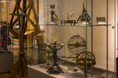 Vienna, Avusturya - 24 Ağustos 2017: Viyana sergiler teknik müzede Fuar sunduğu araçların gelişimi tarihinin ve motosiklet Bisiklet moped. 