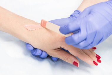 Kadın bacaklarda Güzellik Salonu lazer epilasyon işlemi. 