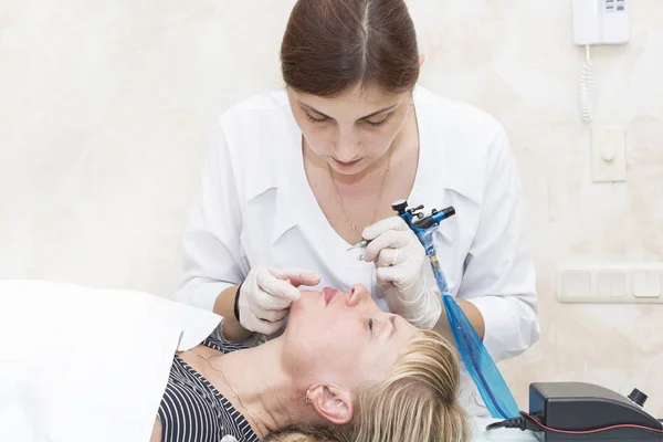 Lippentätowierung Und Korrektur Der Form Einer Frau Mittleren Alters Einem — Stockfoto