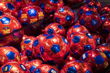 Barcelona, İspanya - 12 Ocak 2018: Hediyelik eşya ve gereçlerinin takım hayranları ve stadyum ziyaretçiler için resmi mağaza Fc Barcelona, giyim ve ayakkabı ekibi. 