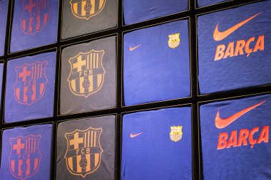 Barcelona, İspanya - 12 Ocak 2018: Hediyelik eşya ve gereçlerinin takım hayranları ve stadyum ziyaretçiler için resmi mağaza Fc Barcelona, giyim ve ayakkabı ekibi. 