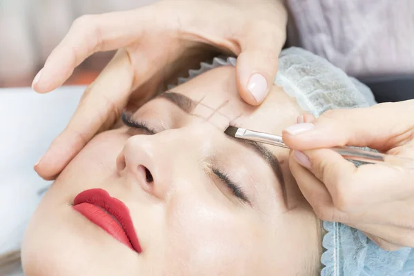 Microblading Augenbrauen Tätowierung Einem Schönheitssalon Für Frauen — Stockfoto