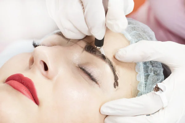 Microblading Augenbrauen Tätowierung Einem Schönheitssalon Für Frauen — Stockfoto