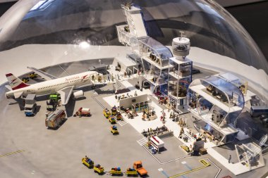 Vienna, Avusturya - 24 Ağustos 2017: Viyana sergiler teknik müzede Fuar sunduğu araçların gelişimi tarihinin ve motosiklet Bisiklet moped. 