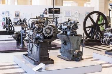 Vienna, Avusturya - 24 Ağustos 2017: Viyana sergiler teknik müzede Fuar sunduğu araçların gelişimi tarihinin ve motosiklet Bisiklet moped. 