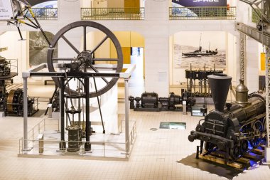 Vienna, Avusturya - 24 Ağustos 2017: Viyana sergiler teknik müzede Fuar sunduğu araçların gelişimi tarihinin ve motosiklet Bisiklet moped. 