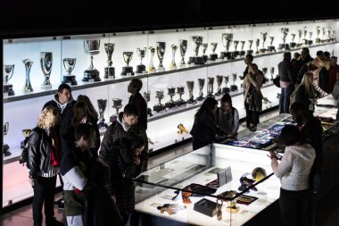 Barcelona, İspanya - 12 Ocak 2018: bardak kupa ve Ödülleri takımı Fc Barselona'nın müze Camp Nou,.