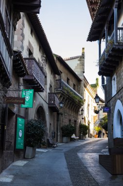 Barcelona, İspanya - 13 Ocak 2018: mimari karmaşık Poble Espanyol ülkenin geleneksel mimarisinin. Barselona'da düzenlenen bir uluslararası sergi için 1929 yılında oluşturulan. 