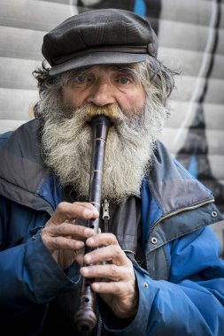 Istanbul, Türkiye - 1 Nisan 2017: Istiklal Caddesi Yaya Caddesi eski bir tramvay ve sokak müzisyenleri mağazaları ve restoranları ile şehrin. 