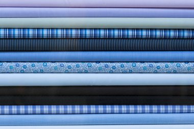 Arka plan olarak yığınındaki renkli kumaş eşarplar 